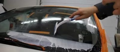 Чем отполировать лобовое стекло авто?