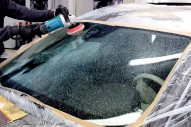 Чем отполировать лобовое стекло авто?