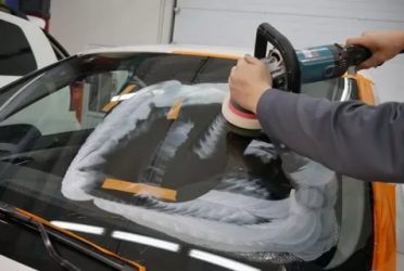 Чем отполировать лобовое стекло авто?