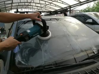 Чем отполировать лобовое стекло авто?