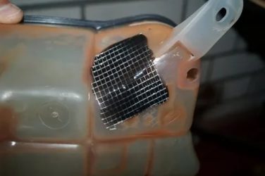 Чем заклеить расширительный бачок автомобиля?