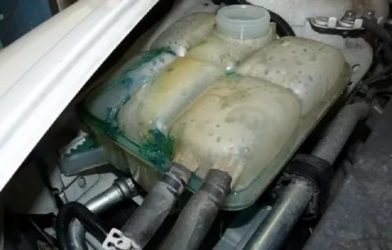 Чем заклеить расширительный бачок автомобиля?