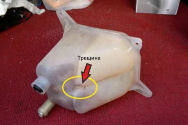 Чем заклеить расширительный бачок автомобиля?