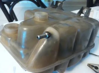Чем заклеить расширительный бачок автомобиля?