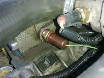 Где находится датчик включения вентилятора на приоре?