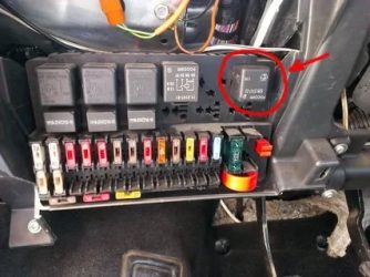 Где находится предохранитель топливного насоса на приоре?