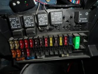 Где находится предохранитель топливного насоса на приоре?