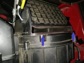 Где стоит салонный фильтр на дэу матиз?