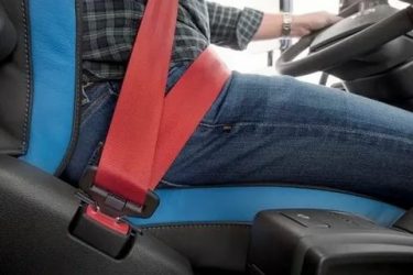 Как перевернуть ремень безопасности в машине?