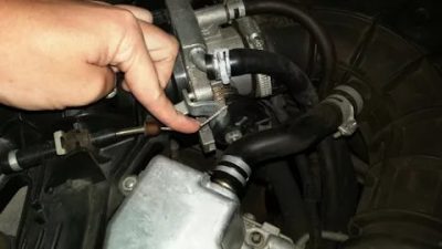 Как поменять тросик газа на приоре?