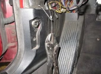 Как поменять тросик капота на приоре?