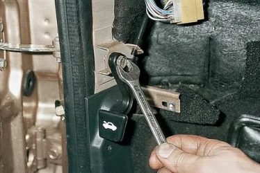 Как поменять тросик капота на приоре?