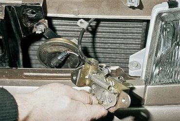Как поменять тросик капота на приоре?