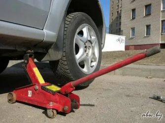 Как правильно ставить домкрат под машину?