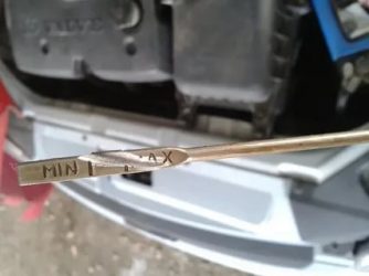 Как проверить уровень масла на приоре?