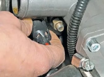 Как снять датчик температуры на приоре?