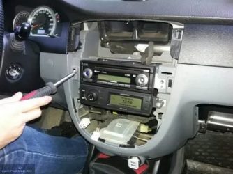 Как снять магнитолу с лачетти?
