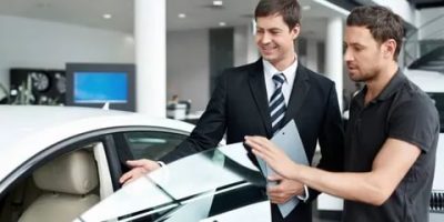 Как устроиться работать в автосалон?