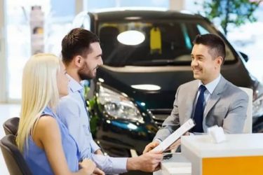 Как устроиться работать в автосалон?