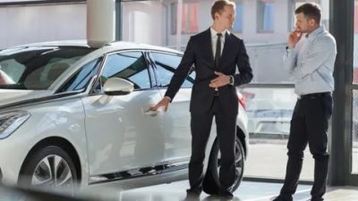 Как устроиться работать в автосалон?
