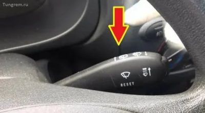 Как включить задний дворник на приоре?