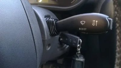 Как включить задний дворник на приоре?
