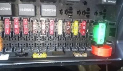 Как вытащить блок предохранителей на приоре?