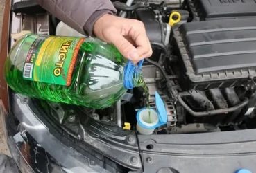 Когда нужно заливать незамерзайку в авто?