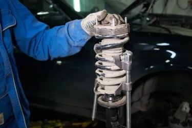 Нужно ли менять опоры при замене амортизаторов?