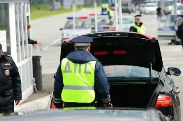 Нужно ли открывать багажник сотруднику ДПС?
