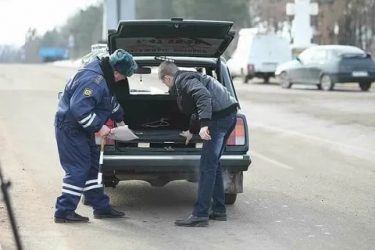 Нужно ли открывать багажник сотруднику ДПС?