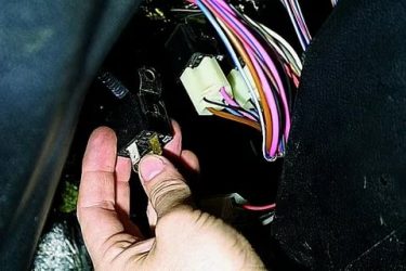 Реле зажигания нива 21213 где находится?