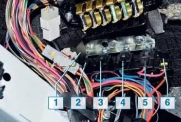 Реле зажигания нива 21213 где находится?