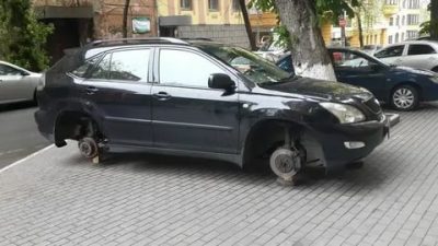 Сняли колеса с машины что делать?
