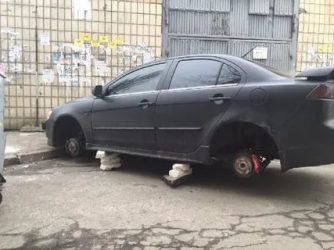 Сняли колеса с машины что делать?