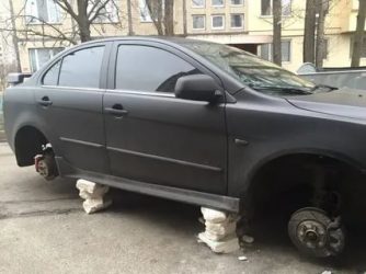 Сняли колеса с машины что делать?