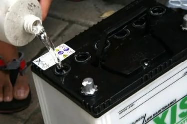 Выкипела вода в аккумуляторе что делать?