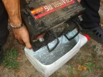 Выкипела вода в аккумуляторе что делать?