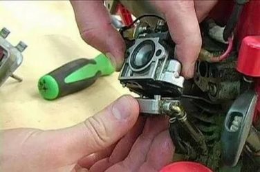 Заливает свечу на триммере что делать?